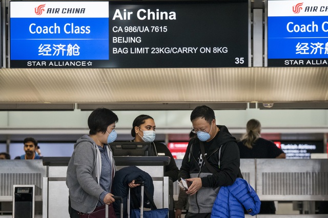 Hành khách làm thủ tục tại quầy của hãng hàng không Trung Quốc Air China ở sân bay San Francisco, Mỹ.