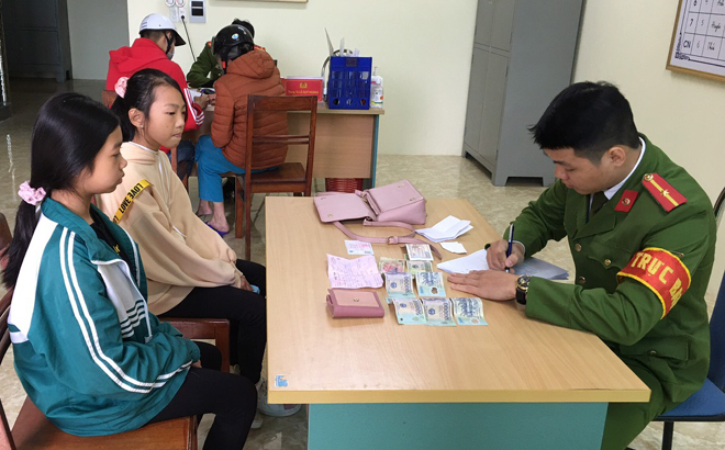 Em Chu Lệ Ngân và Nguyễn Hảo Tâm- học sinh Trường THCS Quang Trung đem chiếc túi xách nhặt được đến trụ sở Công an phường Đồng Tâm trình báo và giao nộp cho Công an phường.
