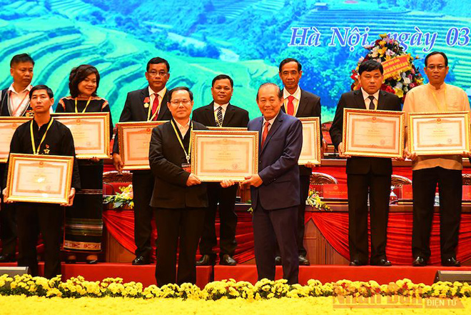 Phó Thủ tướng Thường trực Chính phủ Trương Hòa Bình trao Bằng khen của Thủ tướng cho các cá nhân có thành tích xuất sắc trong công tác dân tộc.