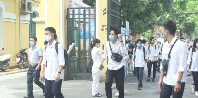 Học sinh, giáo viên tại Hà Nội phải đeo khẩu trang từ nhà đến trường, từ trường về nhà.
