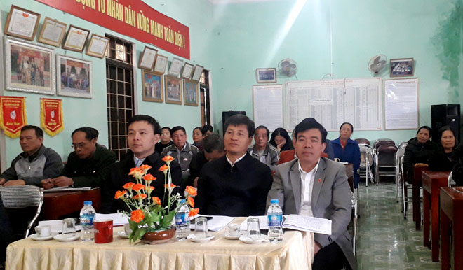 Các đồng chí lãnh đạo tỉnh, lãnh đạo huyện tham dự buổi sinh hoạt chi bộ tại tổ dân phố số 1, thị trấn Yên Bình.