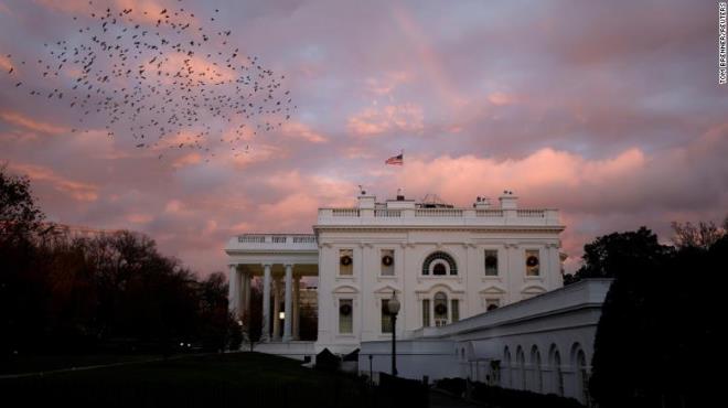 Nhiều nhân viên rời Nhà Trắng dù Tổng thống Trump vẫn chưa chịu nhượng bộ.
