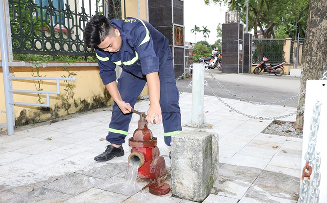 Nước được cấp theo giờ nên nhiều khi trụ nước phòng cháy, chữa cháy không đủ áp lực.