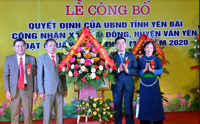 Lãnh đạo huyện Văn Yên tặng hoa chúc mừng xã Mậu Đông đón Bằng công nhận đạt chuẩn nông thôn mới năm 2020.