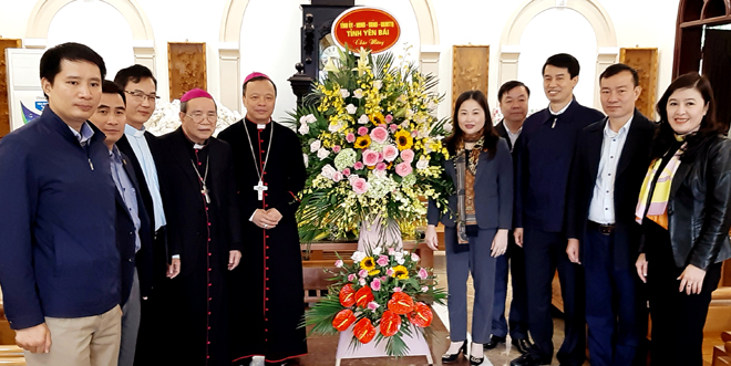 Thay mặt Tỉnh ủy - HĐND - UBND - UB MTTQ tỉnh, đồng chí Vũ Thị Hiền Hạnh - Phó Chủ tịch UBND tỉnh tặng hoa, quà chúc mừng Tòa Giám mục Giáo phận Hưng Hóa.