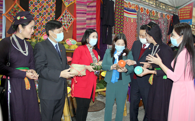 Phó Chủ tịch UBND tỉnh Vũ Thị Hiền Hạnh tham quan gian hàng trưng bày tại Không gian chợ quê đất Ngọc.