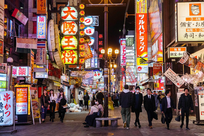 Người dân đi bộ trên một con phố Osaka, Nhật Bản.