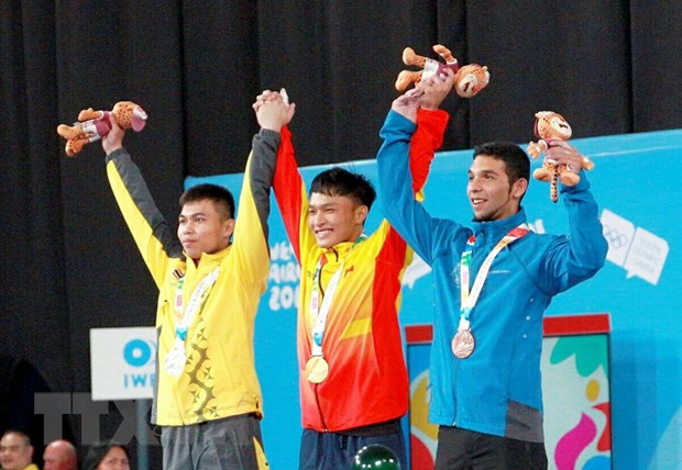 Vận động viên Ngô Sơn Đỉnh (giữa) đoạt Huy chương Vàng tại Olympic trẻ tại Argentina vào tháng 10/2018.