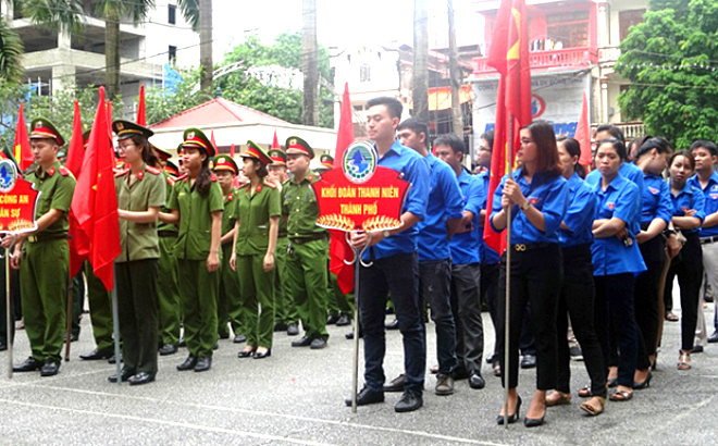 Lực lượng đoàn viên thanh niên tích cực tham gia tuyên truyền bài trừ tệ nạn xã hội.