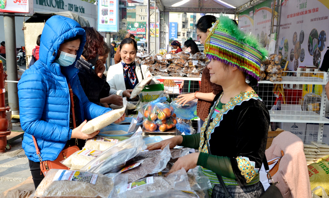 Người dân tham quan, mua sắm tại Tuần lễ giới thiệu sản phẩm nông sản tỉnh Yên Bái.