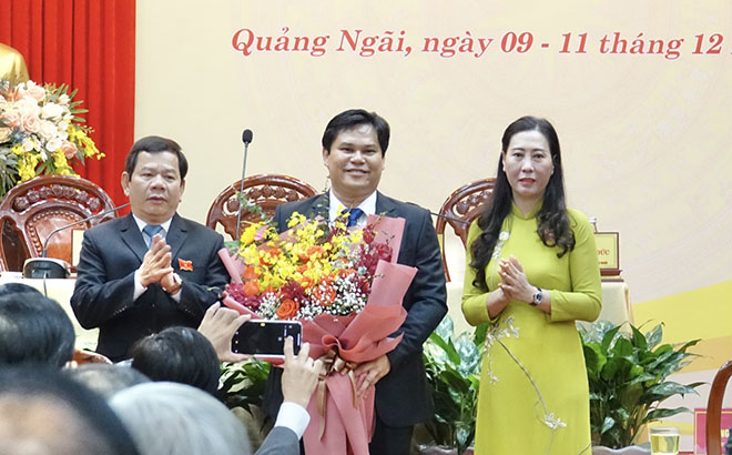 Bà Bùi Thị Quỳnh Vân, Bí thư Tỉnh ủy, Chủ tịch HĐND tỉnh và ông Đặng Văn Minh, Chủ tịch UBND tỉnh Quảng Ngãi tặng hoa chúc mừng ông Trần Phước Hiền.