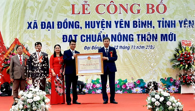 Đồng chí Đinh Đăng Luận - Giám đốc Sở Nông nghiệp và Phát triển nông thôn trao bằng công nhận đạt chuẩn NTM cho lãnh đạo xã Đại Đồng, huyện Yên Bình