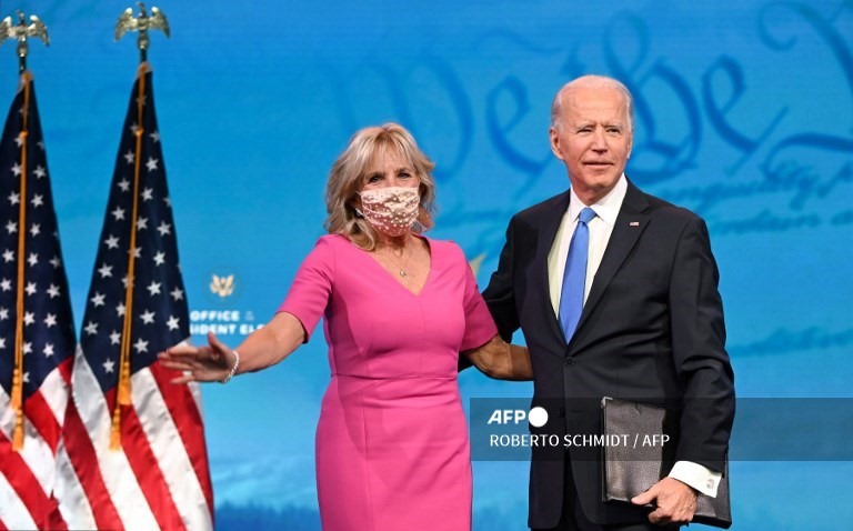 Ông Joe Biden và phu nhân Jill Biden tươi cười xuất hiện tại buổi phát biểu toàn quốc sau khi nhận được số phiếu đại cử tri áp đảo. Ảnh: AFP