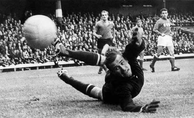 Lev Yashin, huyền thoại của Dynamo Mátxcơva, luôn được đánh giá là thủ môn tài năng nhất lịch sử. Thủ thành có biệt danh “Nhện đen” ra sân 72 lần trong màu áo tuyển Liên Xô, chơi 812 trận trong toàn bộ sự nghiệp thi đấu, cản phá thành công khoảng 150 tình huống phạt đền và giữ sạch lưới 270 trận. Lev Yashin cũng 9 lần được vinh danh là Thủ môn xuất sắc nhất châu Âu khi còn thi đấu.