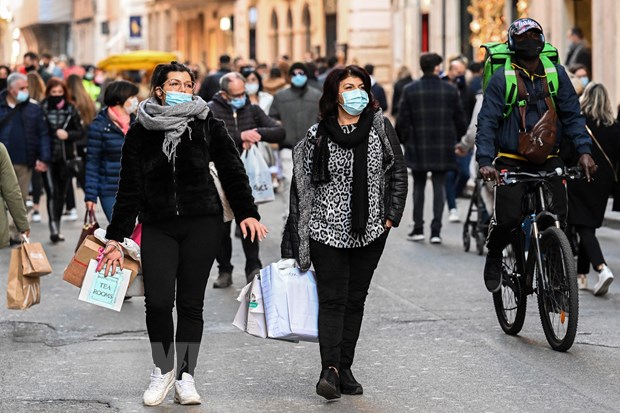 Người dân đeo khẩu trang phòng dịch COVID-19 khi mua sắm cho dịp Giáng sinh tại Rome, Italy ngày 13/12/2020.