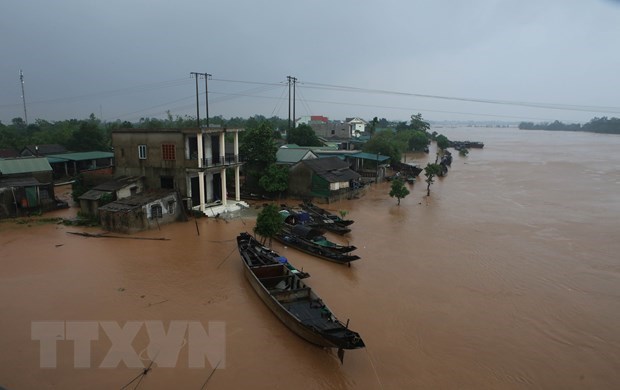 Nhà dân ở hai bên bờ sông Thạch Hãn bị ngập lụt.