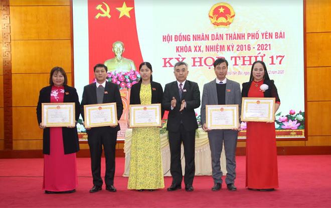 Các tập thể được khen thưởng hoàn thành xuất sắc nhiệm vụ năm 2020.