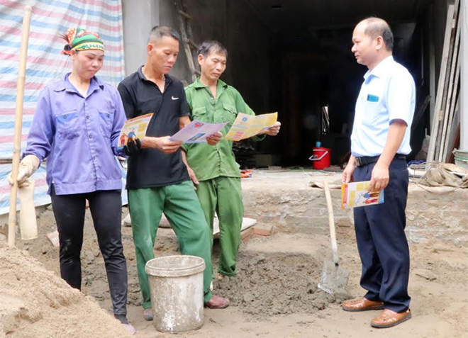 Cán bộ BHXH tỉnh tuyên truyền, vận động người dân tham gia BHXH tự nguyện.
