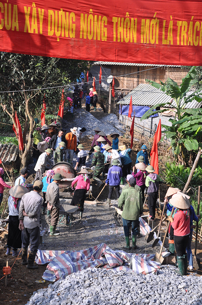 Người dân thôn Mạ Tun làm đường giao thông.