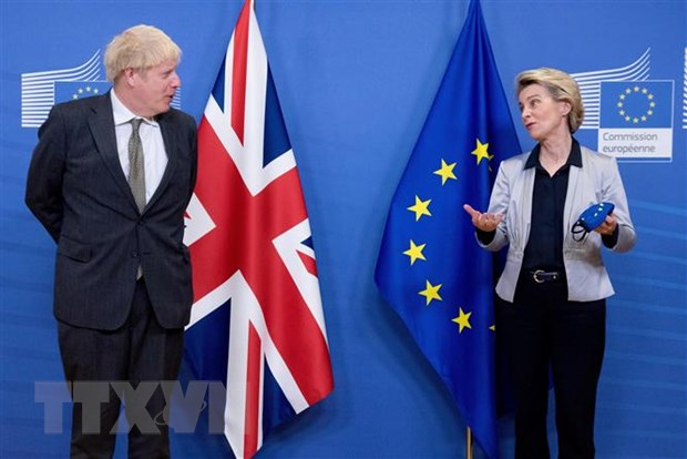 Chủ tịch Ủy ban châu Âu (EC) Ursula von der Leyen (phải) và Thủ tướng Anh Boris Johnson trong cuộc gặp tại Brussels, Bỉ, ngày 9/12/2020.