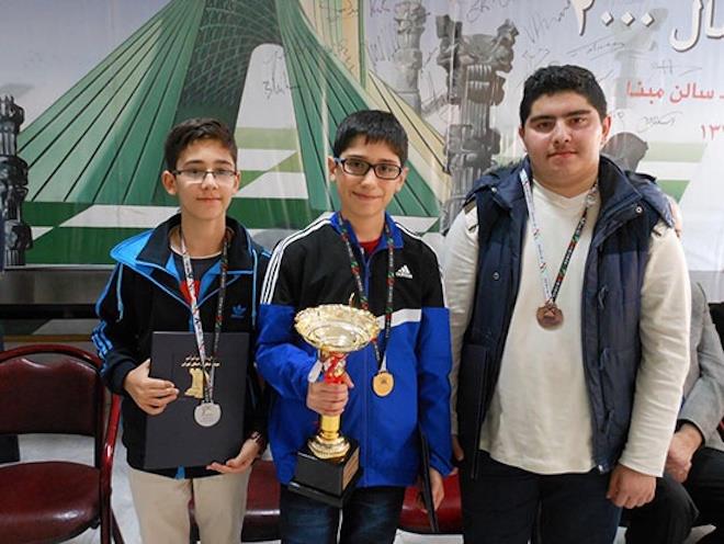 Alireza Firouzja (giữa) đoạt huy chương vàng tại giải Vô địch Cờ vua trẻ châu Á, hạng mục dưới 12 tuổi.