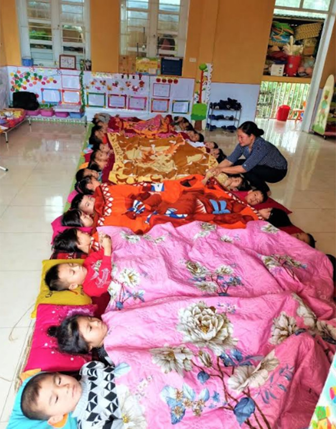 Giáo viên Trường Mầm non Tân Phượng chăm lo giữ ấm cho trẻ trong giờ ngủ trưa.