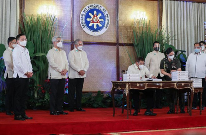 Tổng thống Philippines Rodrigo Duterte ký thông qua kế hoạch ngân sách năm 2021.