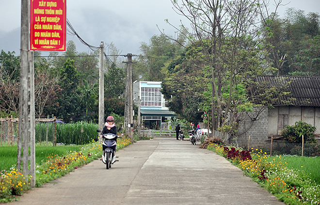 Năm 2020, thị xã Nghĩa Lộ hoàn thành mục tiêu xây dựng xã Nghĩa Lộ, Thạch Lương, Phúc Sơn đạt các tiêu chí nông thôn mới. Trong ảnh: Hệ thống đường giao thông liên thôn trên địa bàn xã Thạch Lương đã được cứng hóa, phục vụ nhu cầu đi lại, giao lưu phát triển kinh tế - xã hội của người dân.