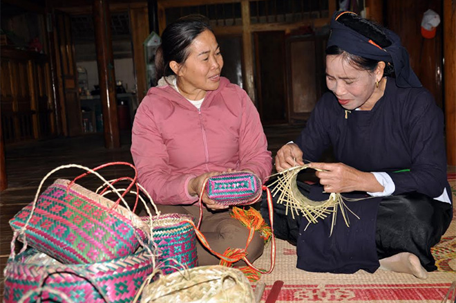 Chị Nguyễn Thị Dịu ở thôn 7- Nà Quành, xã Mường Lai với những sản phẩm đan lát thủ công.