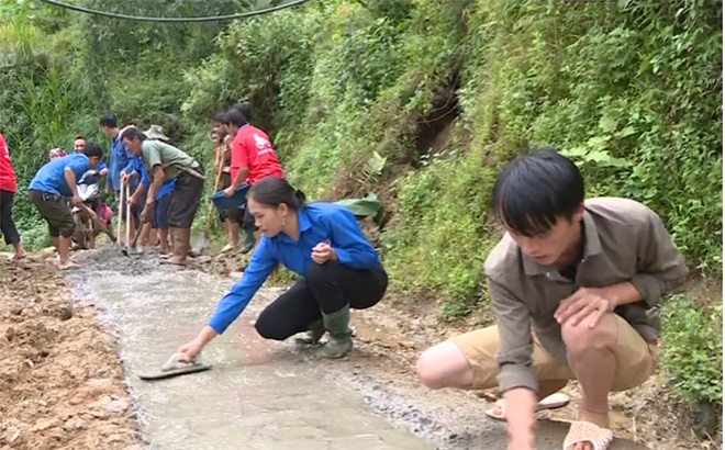 Đoàn viên, thanh niên xã Lao Chải tu sửa, làm mới đường giao thông.