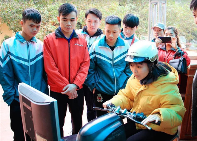 Học sinh Trường THPT Hồng Quang tham gia thực hành các tình huống giao thông qua máy tập lái xe RT.