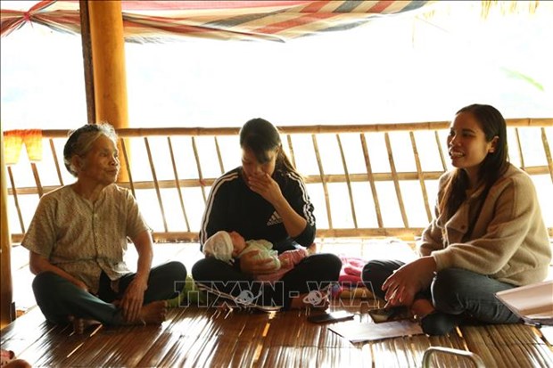 Tuyên truyền công tác dân số đến từng hộ gia đình tại xã Yên Thắng, huyện Lục Yên, tỉnh Yên Bái.