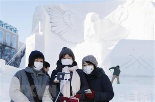 Du khách tại Lễ hội tuyết Sapporo 2020.