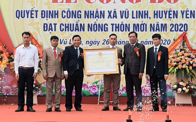Phó Giám đốc Sở Nông nghiệp và Phát triển nông thôn Nguyễn Ngọc Xuân trao Quyết định của UBND tỉnh công nhận xã Vũ Linh đạt chuẩn NTM.