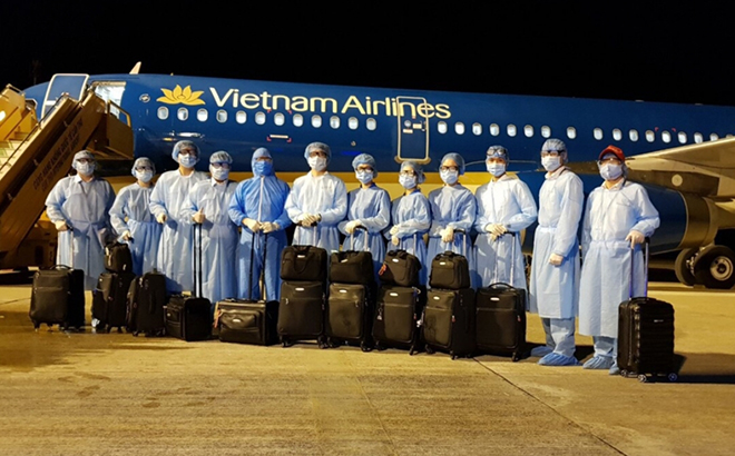 Vietnam Airlines đã có quyết định tạm dừng phân công công việc với nam tiếp viên D.T.H để xem xét kỷ luật với hình thức sa thải.