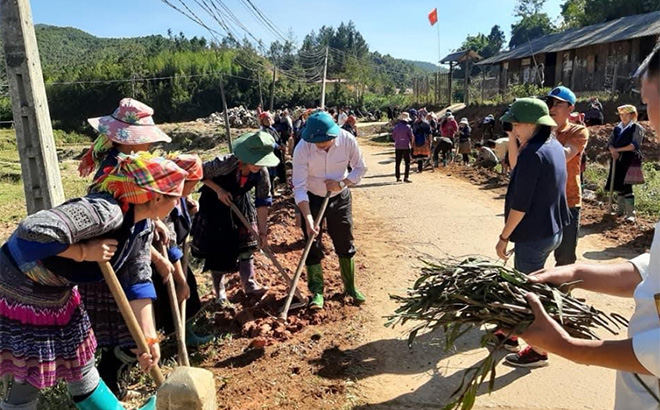 Cán bộ cùng nhân dân tham gia vệ sinh môi trường, trồng đường hoa tại xã Nậm Khắt, huyện Mù Cang Chải.