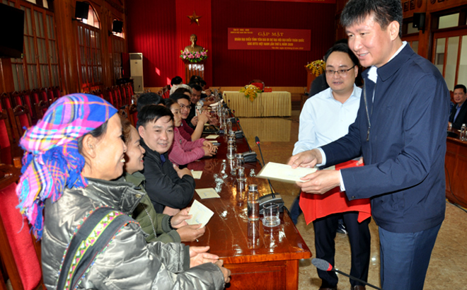 Đồng chí Trần Huy Tuấn - Phó Bí thư Tỉnh ủy, Chủ tịch UBND tỉnh tặng quà của Tỉnh ủy, UBND tỉnh cho các đại biểu trước khi lên đường đi dự Đại hội.