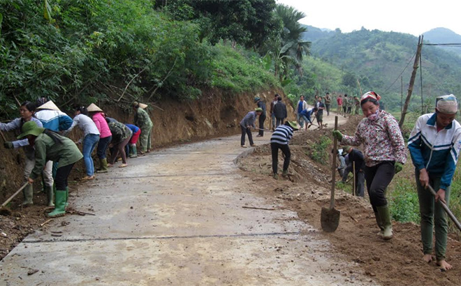 Người dân xã Quang Minh tích cực tham gia vệ sinh, phát quang bụi rậm hai bên đường chính và các tuyến đường thôn, liên thôn.