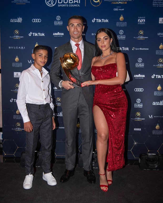 Ronaldo cùng vợ và con trai tại lễ trao giải Globe Soccer