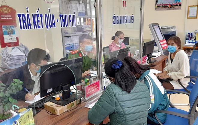 Cán bộ Trung tâm Phục vụ hành chính công huyện Văn Yên giải quyết thủ tục hành chính cho người dân.
