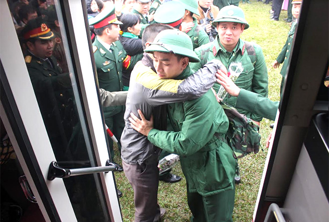 Các tân binh chia tay người thân lên đường nhập ngũ. (Ảnh: Minh Huyền)