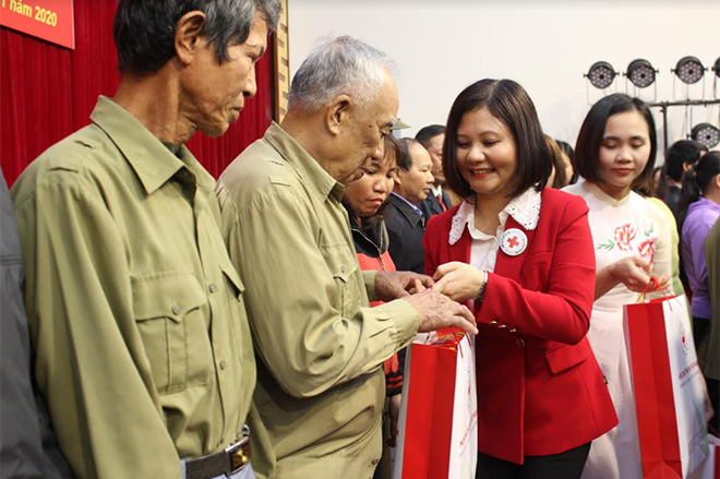 Lãnh đạo Hội chữ thập đỏ tặng quà cho các hội viên là nạn nhân chất độc da cam Tết 2020. (Ảnh: Hoài Văn)