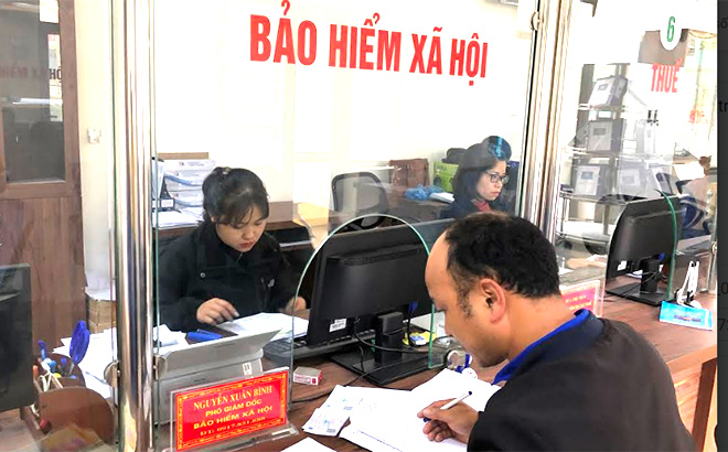 Người dân đến làm thủ tục cấp thẻ bảo hiểm y tế tại Bộ phận Phục vụ hành chính công huyện Mù Cang Chải.