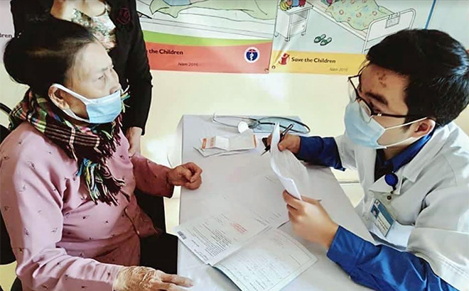 Chi hội Thầy thuốc trẻ Trung tâm Y tế Văn Yên tổ chức khám, phát thuốc miễn phí cho người dân xã Yên Hợp, huyện Văn Yên.