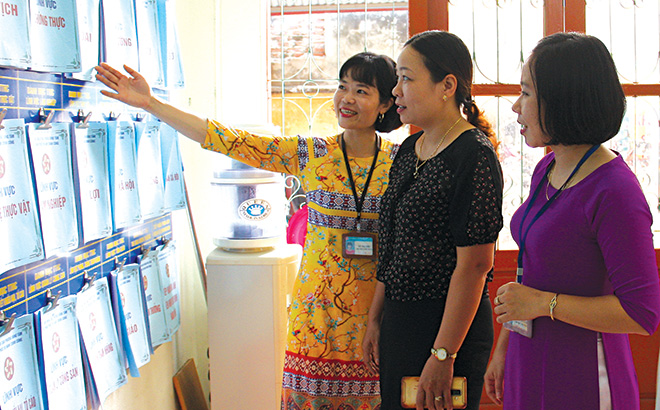Cán bộ Bộ phận Phục vụ hành chính công phường Đồng Tâm, thành phố Yên Bái hướng dẫn công dân các thủ tục hành chính.