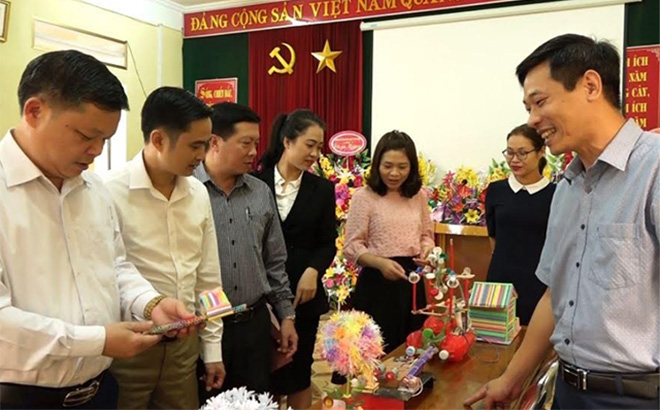 Các đồng chí lãnh đạo huyện Trấn Yên thăm Trung tâm Giáo dục thường xuyên, Hướng nghiệp dạy nghề huyện.