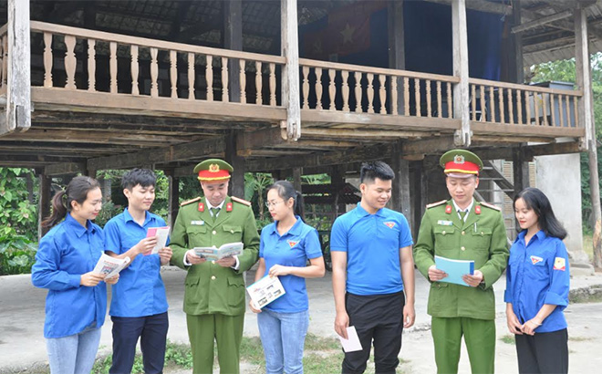 Công an phường Tân An tích cực tuyên truyền pháp luật phòng chống ma túy cho đoàn viên thanh niên.
