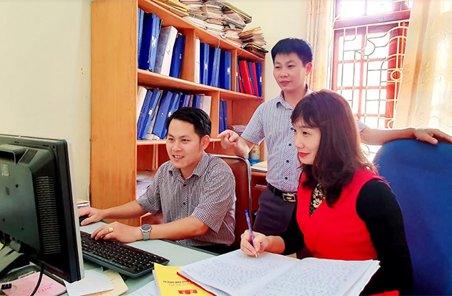 Cán bộ Cơ quan Tổ chức - Nội vụ huyện Văn Yên trao đổi về nghiệp vụ công tác xây dựng, củng cố, phát triển tổ chức Đảng trong doanh nghiệp.