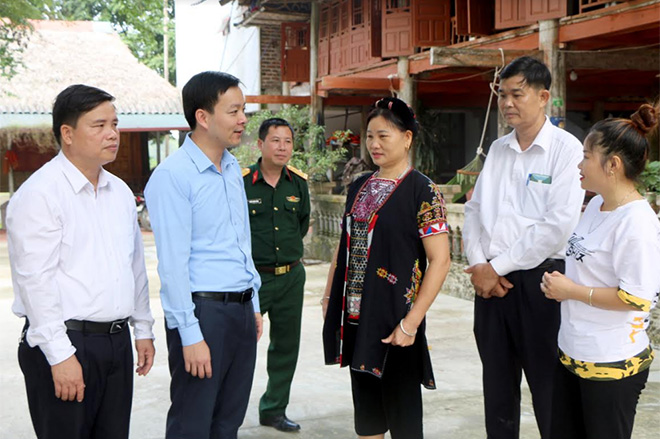 Đồng chí An Hoàng Linh - Bí thư Huyện ủy Yên Bình thăm mô hình homestay của gia đình anh Tướng Văn Hoàn ở thôn Ngòi Tu, xã Vũ Linh.