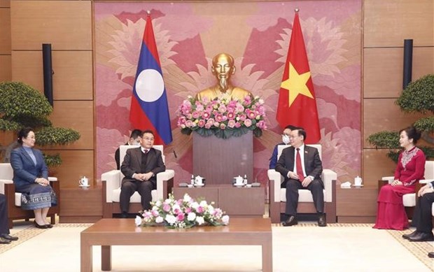 National Assembly Chairman Vuong Dinh Hue (right) receives his Lao counterpart Xaysomphone Phomvihane.